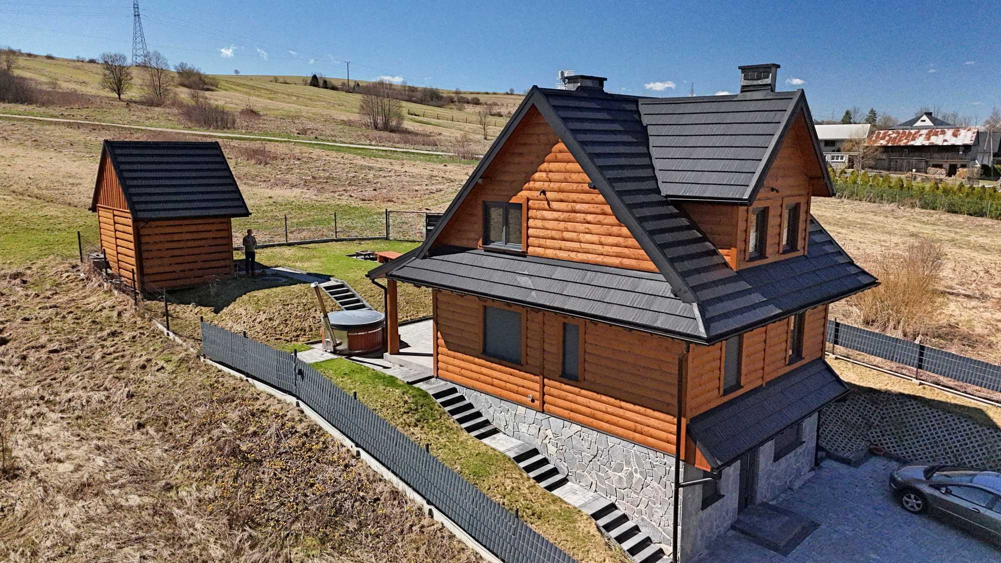 Elewacja domu z bali w Trybszu, 620m2 działka, dom z 2018 roku