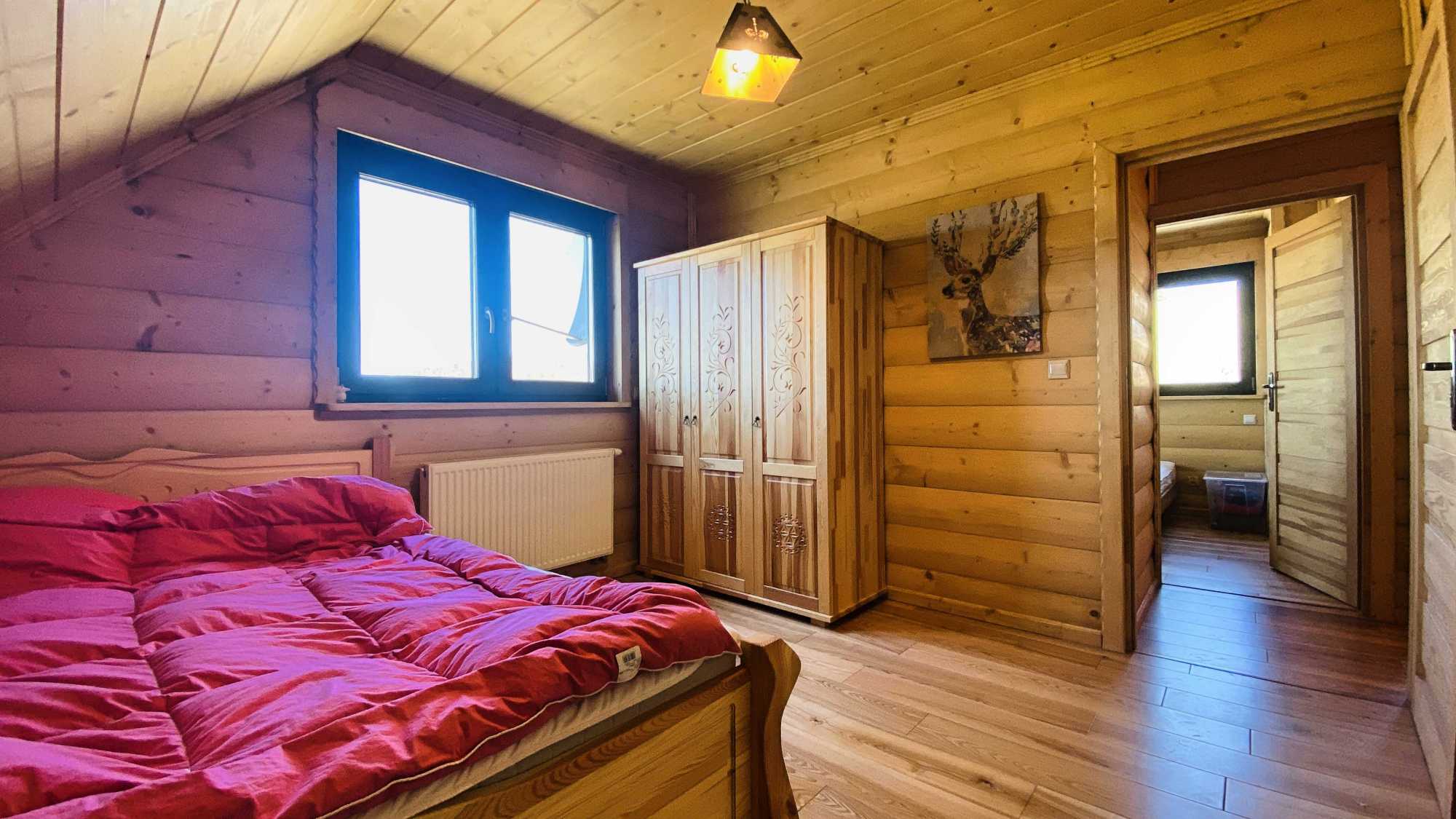 Przestronna sypialnia w domu z bali w Trybszu na Podhalu