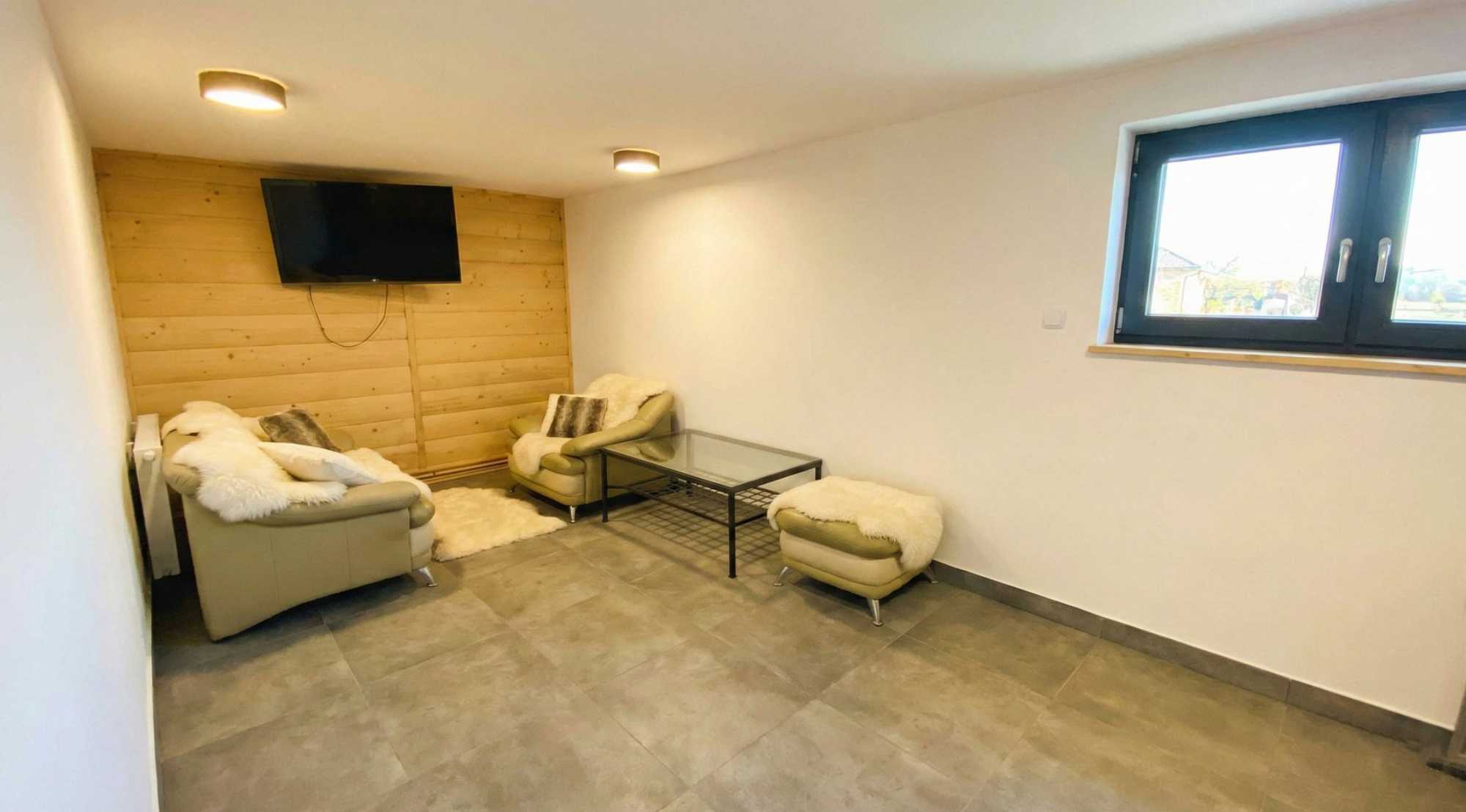 Przyziemie - pokój gościnny w domu z bali w Trybszu, 5 sypialni