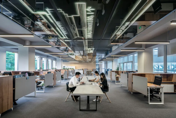  Zdjęcie przedstawiające nowoczesne biuro z przestrzenią do pracy wspólnej.