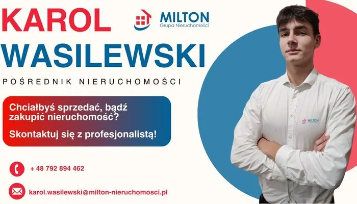 Karol Wasilewski, pośrednik Milton Nieruchomości, w białej koszuli, dane kontaktowe i logo firmy na tle
