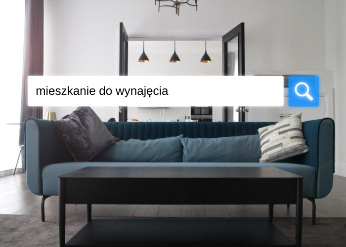 Na środku salonu stoi niebieska kanapa. Nad nią napis "Mieszkanie do wynajęcia".