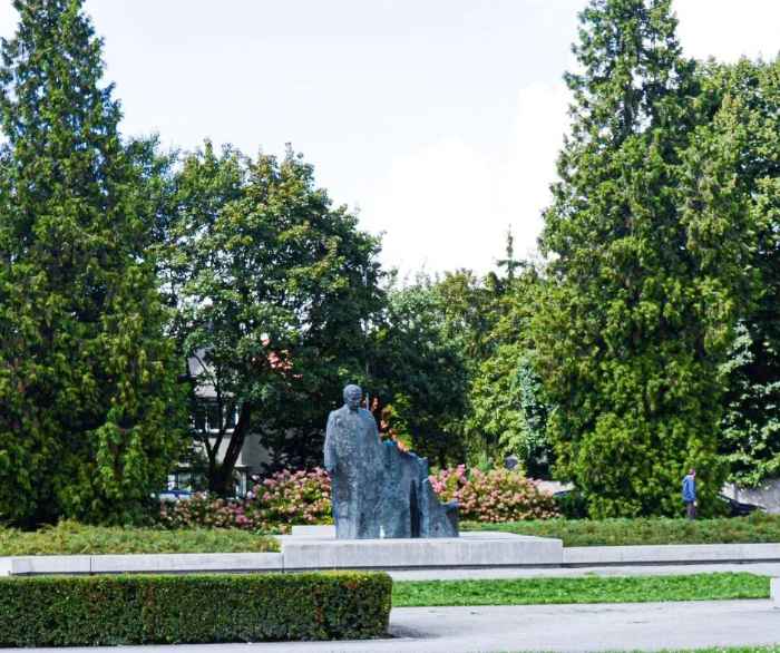 pomnik otoczony bujną roślinnością na wrocławskim osiedlu Borek.