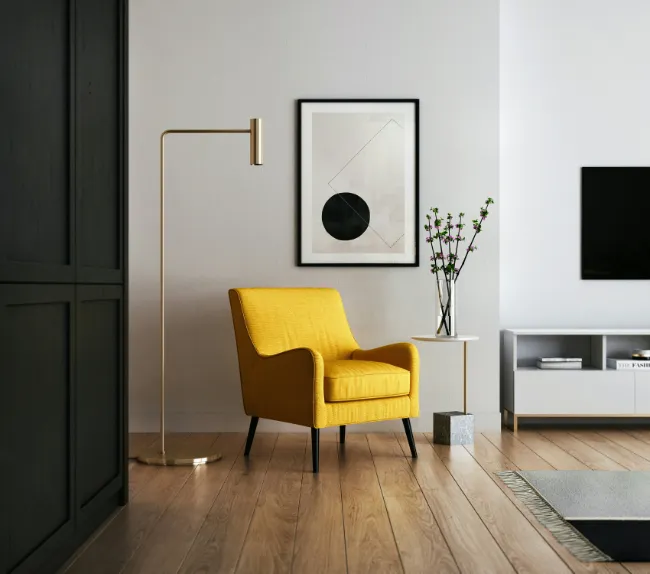 Elegancki, minimalistyczny salon z dominującym żółtym fotelikiem, stylową lampą podłogową i nowoczesną dekoracją ścienną.