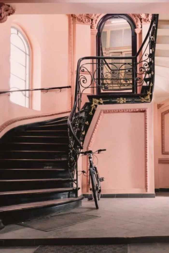 Rower stojący pod zdobionymi schodami 