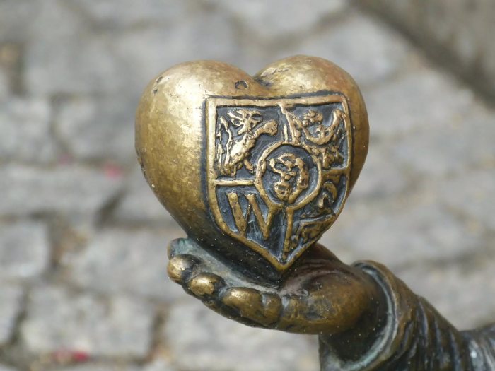 Wrocławski rzeźba Krasnala. Serce z herbem Wrocławia na dłoni 