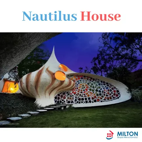 Dom w kształcie muszli z kolorowym witrażem 