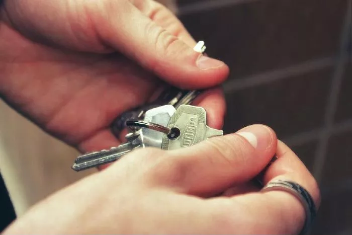 Dłonie trzymają pęk kluczy do nowego mieszkania. 