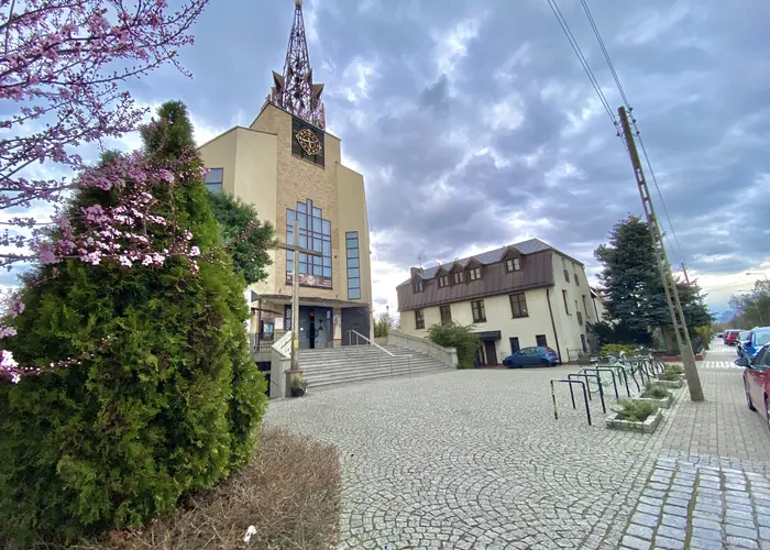 Kościół Najświętszego Zbawiciela na Wojszycach we Wrocławiu wśród kwitnących drzew
