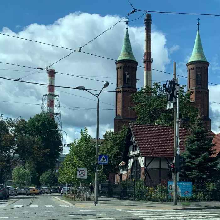 Zdjęcie Parafii św. Bonifacego we Wrocławiu. Widok skrzyżowania od strony Placu Staszica.