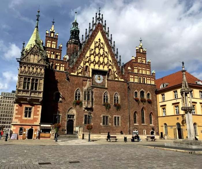 Ratusz w centrum rynku, Stare Miasto we Wrocławiu